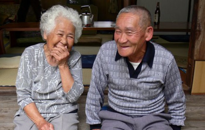 longevidad en japón. Pareja de ancianos