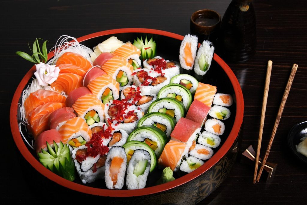Presentación de sushi meticulosa