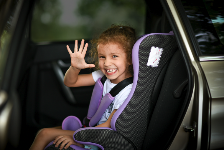 niña pequeña en el coche